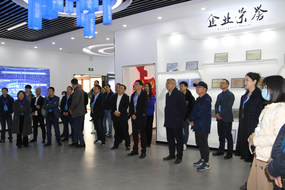 舟山市經信局副局長毛潤洲攜舟山市優秀企業家代表一行40余人蒞臨銳智股份調研考察！